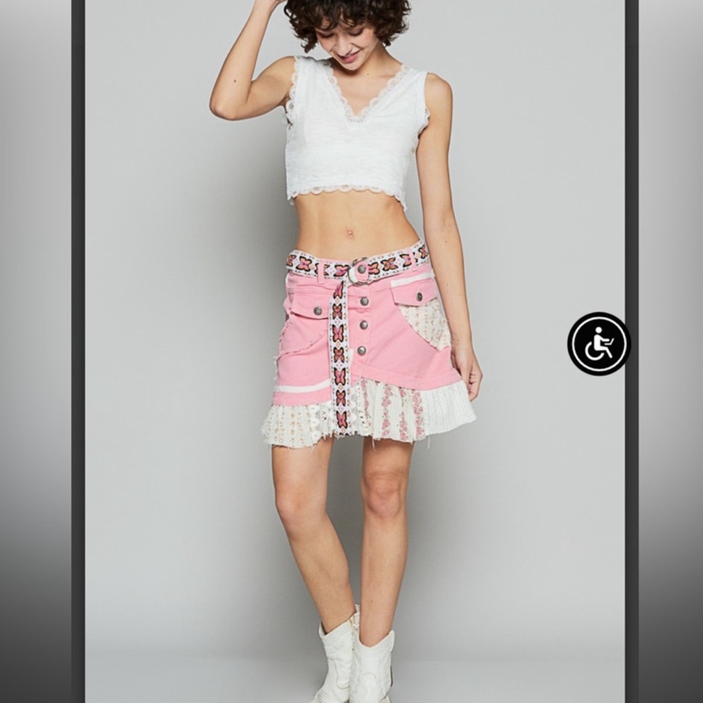 POL " Sacramento 2" POL
Patchwork Mini Skirt with Ruffle Trim
Detail